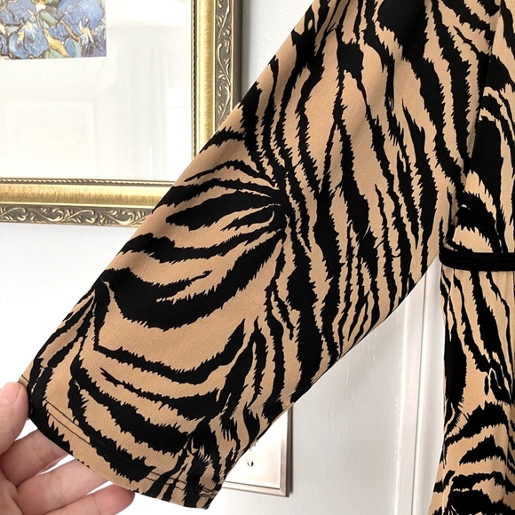 Women’s attractive Tiger print blouse size 1X, 3/4 sleeves, stretch, neckline. - Picture 11 of 15